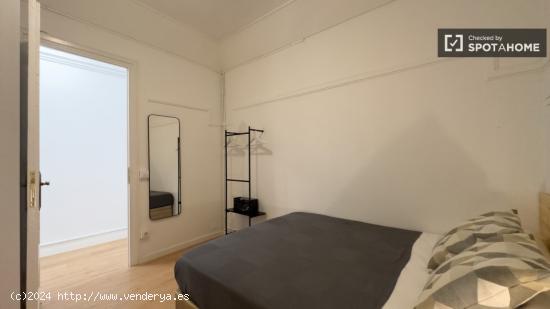 Se alquila habitación en piso de 7 habitaciones en Barcelona - BARCELONA