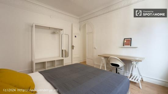Se alquila habitación en piso de 7 habitaciones en Barcelona - BARCELONA