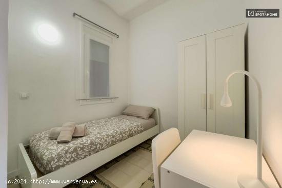  Se alquila habitación en piso compartido de 3 habitaciones en Eixample, Barcelona - BARCELONA 