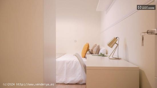  Se alquila habitación en piso de 6 habitaciones en Retiro - MADRID 