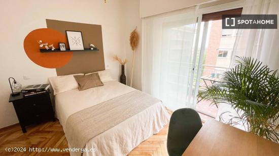 Se alquila habitación en piso 7 dormitorios en Tetuán, Madrid - MADRID