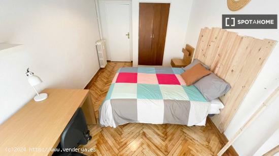 Se alquila habitación en piso 7 dormitorios en Tetuán, Madrid - MADRID