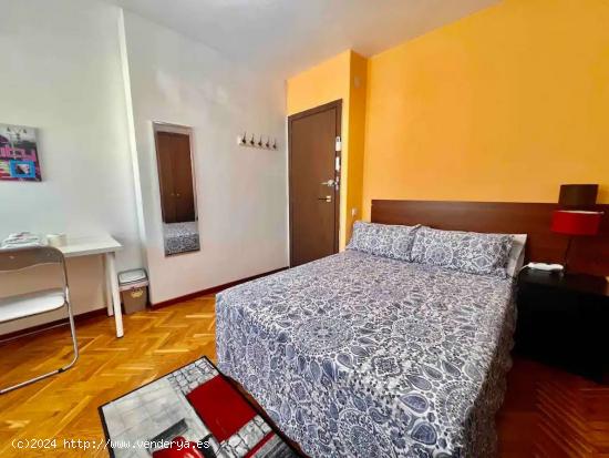  Se alquilan habitaciones en piso de 7 habitaciones en Pozuelo De Alarcón - MADRID 