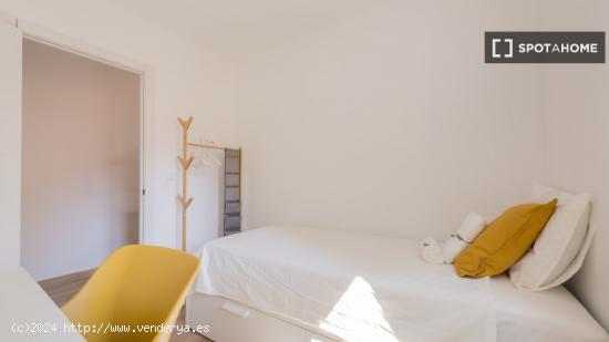 Se alquila habitación en piso de 5 habitaciones en Usera - MADRID