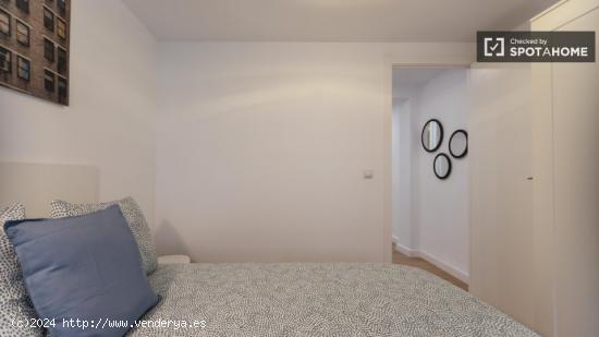 Se alquila habitación en piso de 4 dormitorios en Valencia - VALENCIA