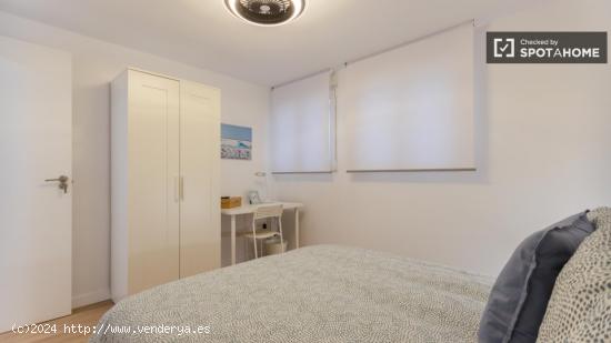 Se alquila habitación en piso de 4 dormitorios en Valencia - VALENCIA