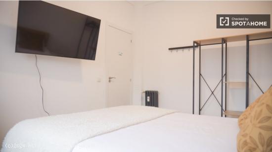Se alquila habitación en piso de 5 habitaciones en Delicias - MADRID