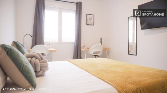 Se alquila habitación en piso de 5 habitaciones en Delicias - MADRID