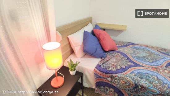Se alquila habitación en piso de 4 dormitorios en Burjassot - VALENCIA
