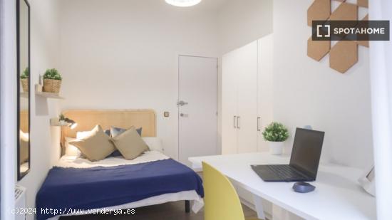 Se alquila habitación en piso compartido de 7 habitaciones en Madrid - MADRID