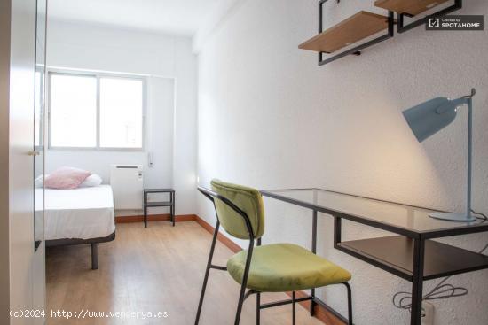  Se alquila habitación en piso de 3 habitaciones en Numancia - MADRID 