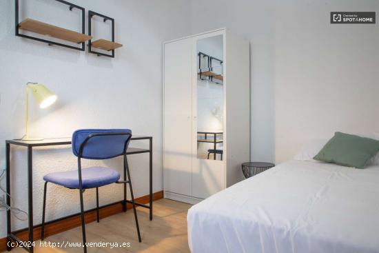  Se alquila habitación en piso de 3 habitaciones en Numancia - MADRID 