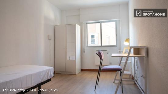 Se alquila habitación en piso de 3 habitaciones en Numancia - MADRID