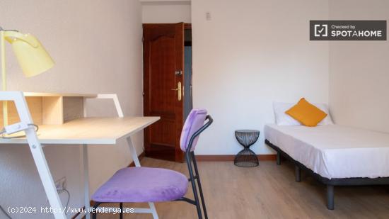Se alquila habitación en piso de 3 habitaciones en Numancia - MADRID