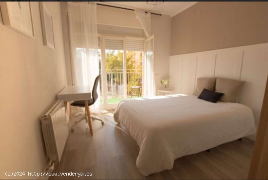  Se alquila habitación en piso de 5 habitaciones en Proveçals del Poblenou, Barcelona - BARCELONA 