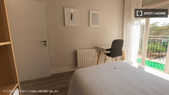 Se alquila habitación en piso de 5 habitaciones en Proveçals del Poblenou, Barcelona - BARCELONA