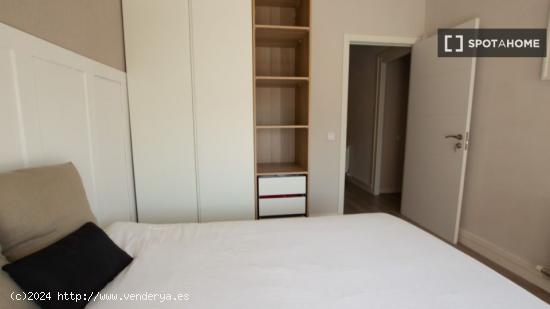 Se alquila habitación en piso de 5 habitaciones en Proveçals del Poblenou, Barcelona - BARCELONA