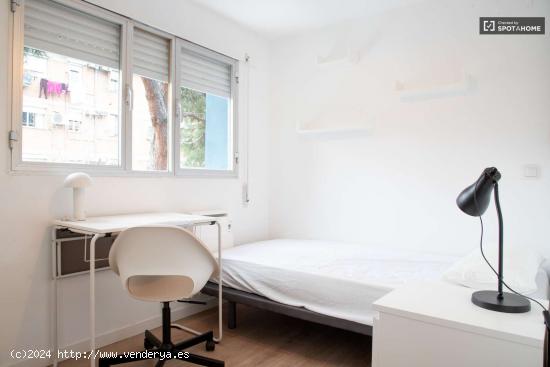  Habitaciones para alquilar en apartamento de 3 dormitorios en Carabanchel - MADRID 