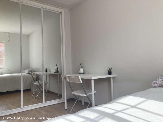  Se alquila habitación en piso de 4 habitaciones en Entrevías - MADRID 