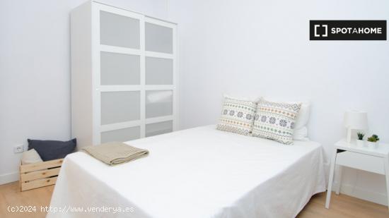 Se alquila habitación en piso de 8 habitaciones en Salamanca - MADRID