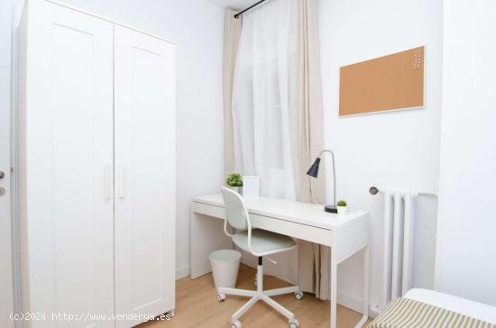 Se alquila habitación en piso de 8 habitaciones en Salamanca - MADRID 