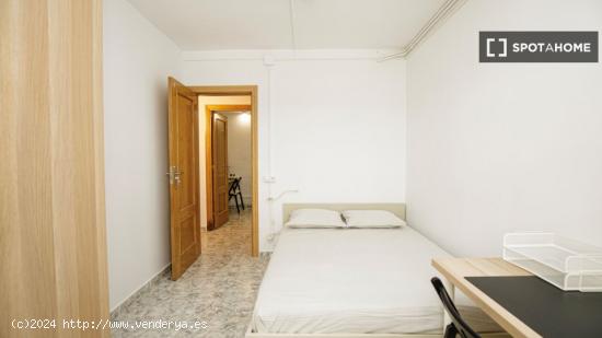 Se alquila habitación en piso de 5 habitaciones en Badalona - BARCELONA