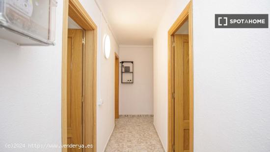 Se alquila habitación en piso de 5 habitaciones en Badalona - BARCELONA