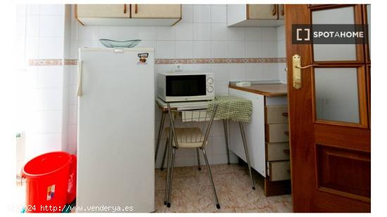 Se alquila habitación en piso de 3 dormitorios en Granada - GRANADA