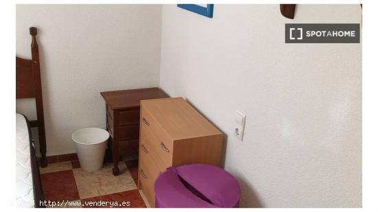 Se alquila habitación en piso de 3 dormitorios en Granada - GRANADA