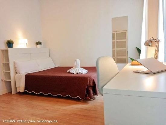  Se alquila habitación en piso de 1 dormitorio en Madrid - MADRID 
