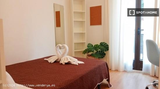 Se alquila habitación en piso de 1 dormitorio en Madrid - MADRID