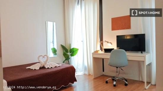 Se alquila habitación en piso de 1 dormitorio en Madrid - MADRID