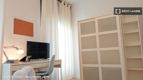 Se alquila habitación en piso de 1 dormitorio en Madrid - MADRID