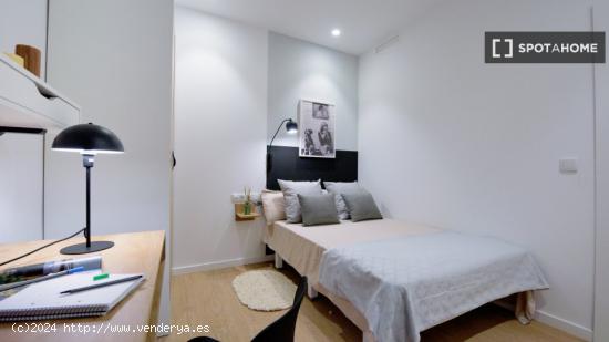Amplia habitación en alquiler en apartamento de 5 dormitorios en Quatre Carreres - VALENCIA