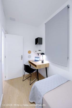  Amplia habitación en alquiler en apartamento de 5 dormitorios en Quatre Carreres - VALENCIA 