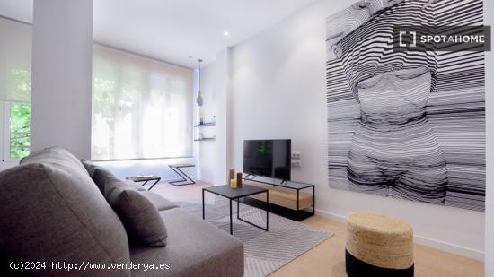 Amplia habitación en alquiler en apartamento de 5 dormitorios en Quatre Carreres - VALENCIA