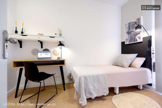  Amplia habitación en alquiler en apartamento de 5 dormitorios en Quatre Carreres - VALENCIA 