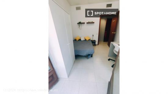 Se alquila habitación en piso de 7 habitaciones en Barcelona - BARCELONA