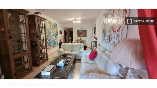 Apartamento de 3 dormitorios en alquiler en Marbella - MALAGA