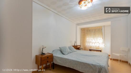 Se alquila habitación en piso de 5 habitaciones en Rascanya - VALENCIA