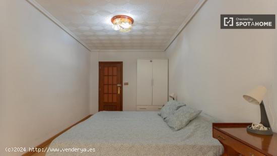 Se alquila habitación en piso de 5 habitaciones en Rascanya - VALENCIA