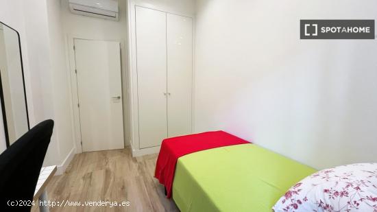 Alquiler de habitaciones en piso de 4 dormitorios en El Plantinar - SEVILLA
