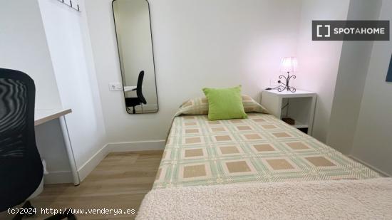 Alquiler de habitaciones en piso de 4 dormitorios en El Plantinar - SEVILLA