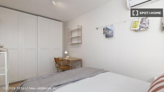 Se alquila habitación en piso de 4 habitaciones en Valencia - VALENCIA