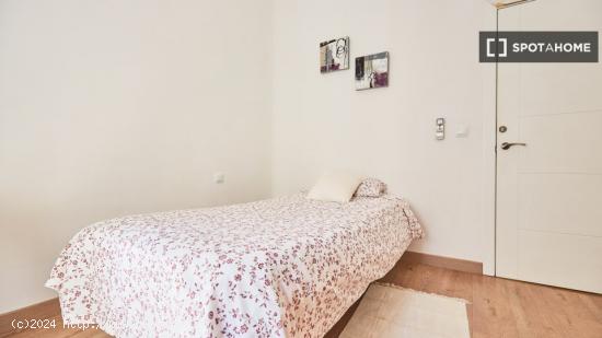 Se alquila habitación en piso de 6 habitaciones en Arganzuela - MADRID