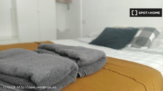 Se alquila habitación en apartamento de 2 habitaciones en Málaga - MALAGA