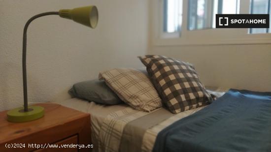 Se alquila habitación en apartamento de 2 habitaciones en Málaga - MALAGA