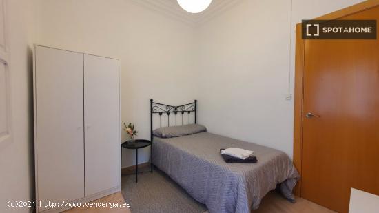Se alquila habitación en piso de 5 dormitorios en Valencia - VALENCIA