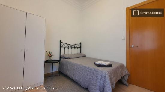 Se alquila habitación en piso de 5 dormitorios en Valencia - VALENCIA