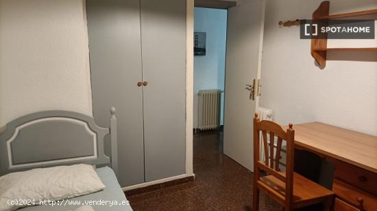 Se alquila habitación en piso de 4 habitaciones en Centro, Granada - GRANADA